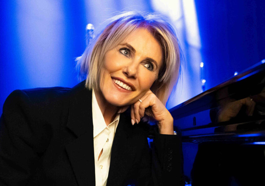 Dana Winner achter de piano