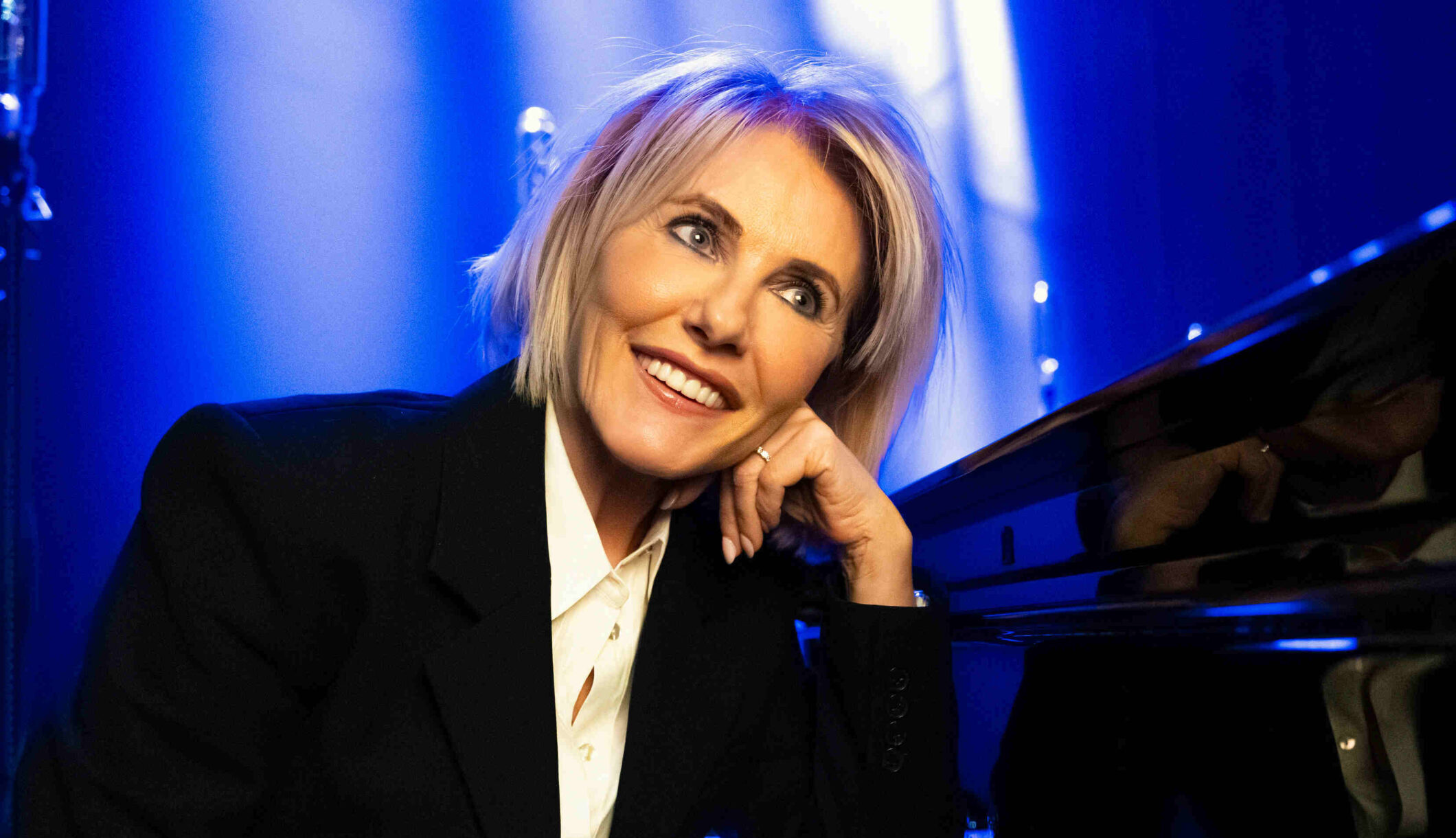 Dana Winner achter de piano