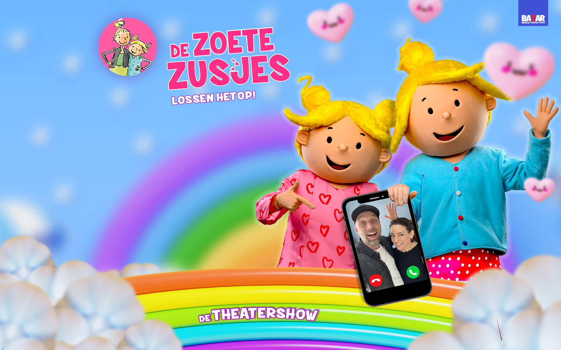 de poppen van zoete zusjes hebben een telefoon vast met hun ouders op het scherm met een regenboog op de achtergrond