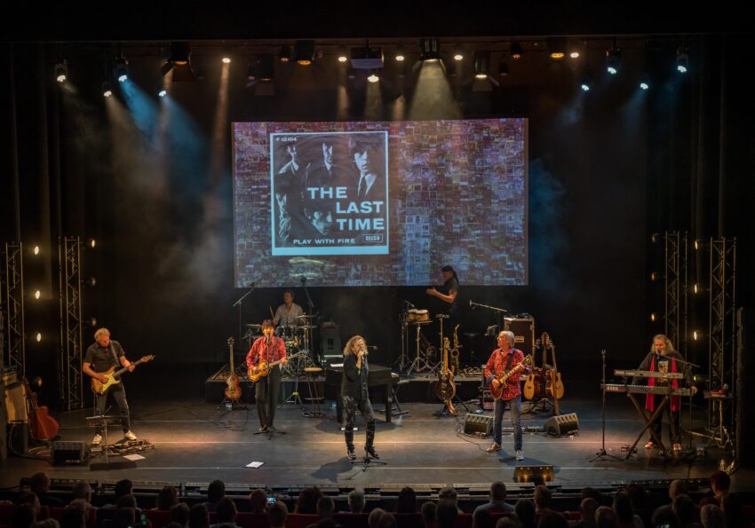 Band stones vs beatles op het podium tijdens een optreden