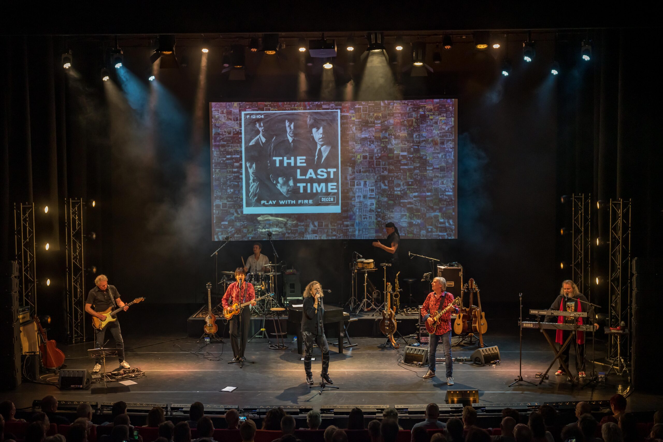 Band stones vs beatles op het podium tijdens een optreden